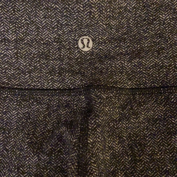 Lululemon crops, size 4 - Picture 2 of 4